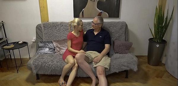 Niemand saugt ihn besser! Der blonde Pornostar Nesty saugt den Schwanz wie keine zweite. Hingebungsvoll, ausdauernd und leidenschaftlich bringt sie den geilen Hans zum spritzigen Höhepunkt!